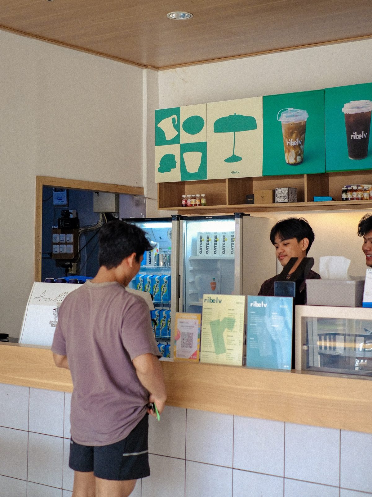Bar seduh dan barista ramah Alinea IV SPBU Tondo